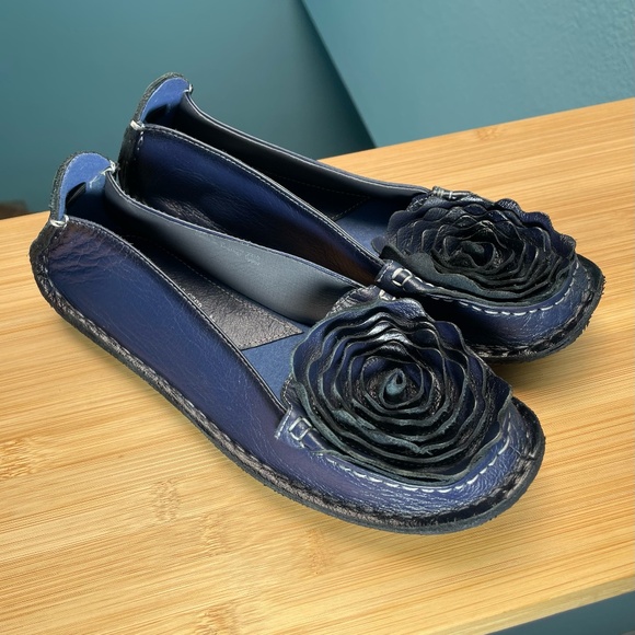 L'Artiste 'Dezi' Rosette Ballet Flats Navy Blue Rose Shoes Spring Step 38 7.5 8 - Picture 1 of 14